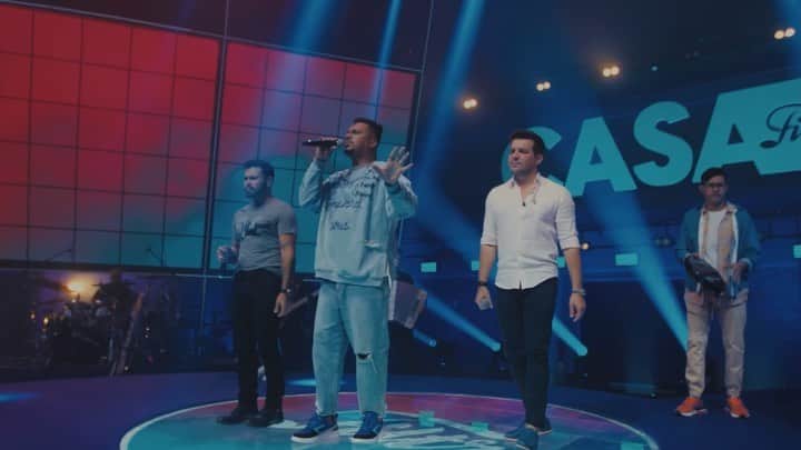 Sorriso Marotoのインスタグラム：「Tá no ar o clipe ‘Você Nem Sofre’, em parceria com nossos amigos @marcosebelutti. ♥️  Essa música é uma composição do @bcbrunocardoso, @eusergiojr e @raffatorres, criada para esse encontro especial da @filtrbrasil. 🎶  Dá o play no YouTube e confere esse som, ficou lindo demais! (Link nos stories)」