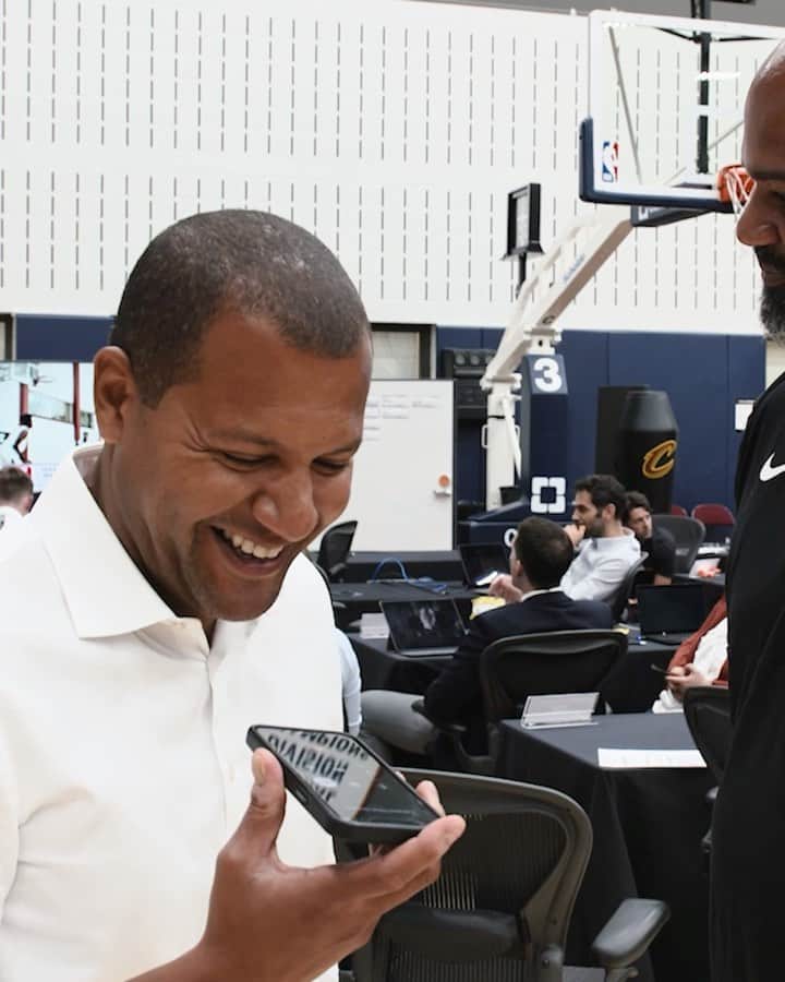 のインスタグラム：「“Rock Chalk Jayhawk. Man, We got one in the building now.”  Take a listen to the moment @youngoch became a Cavalier inside our Draft War Room presented by @zoom」