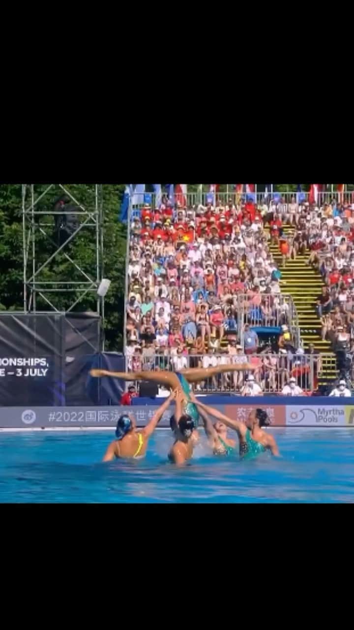 マリヤ・コロレバのインスタグラム：「Team USA Free Team Finals - 2022 FINA World Championships   It’s been an absolute pleasure to watch this young team blossom over the last year! I can feel the passion and drive of the athletes and coaches and it makes me so excited for the future of artistic swimming in our country ❤️    This was the first World Championship for the majority of the team, and to see them perform two new team programs at this high level gave me all the feels 🥺   It’s certainly been a challenging competition but these ladies (and gentleman!) killed it! The future of @usaartisticswimming is very bright!! ⭐️✨   @anitaaalvarez @cla_coll @teixeiralara @jaimeczarkowski  @emilyy.ding @elisa_brunel @_kgaudet_  @elizabethomd @keana_hunter @megumi.field @yujinnchang @naticvega @daniellaaramirezzz @ivydaviss @annavoloshyna @andreafuentes83 @usaartisticswimming @artswimusa」