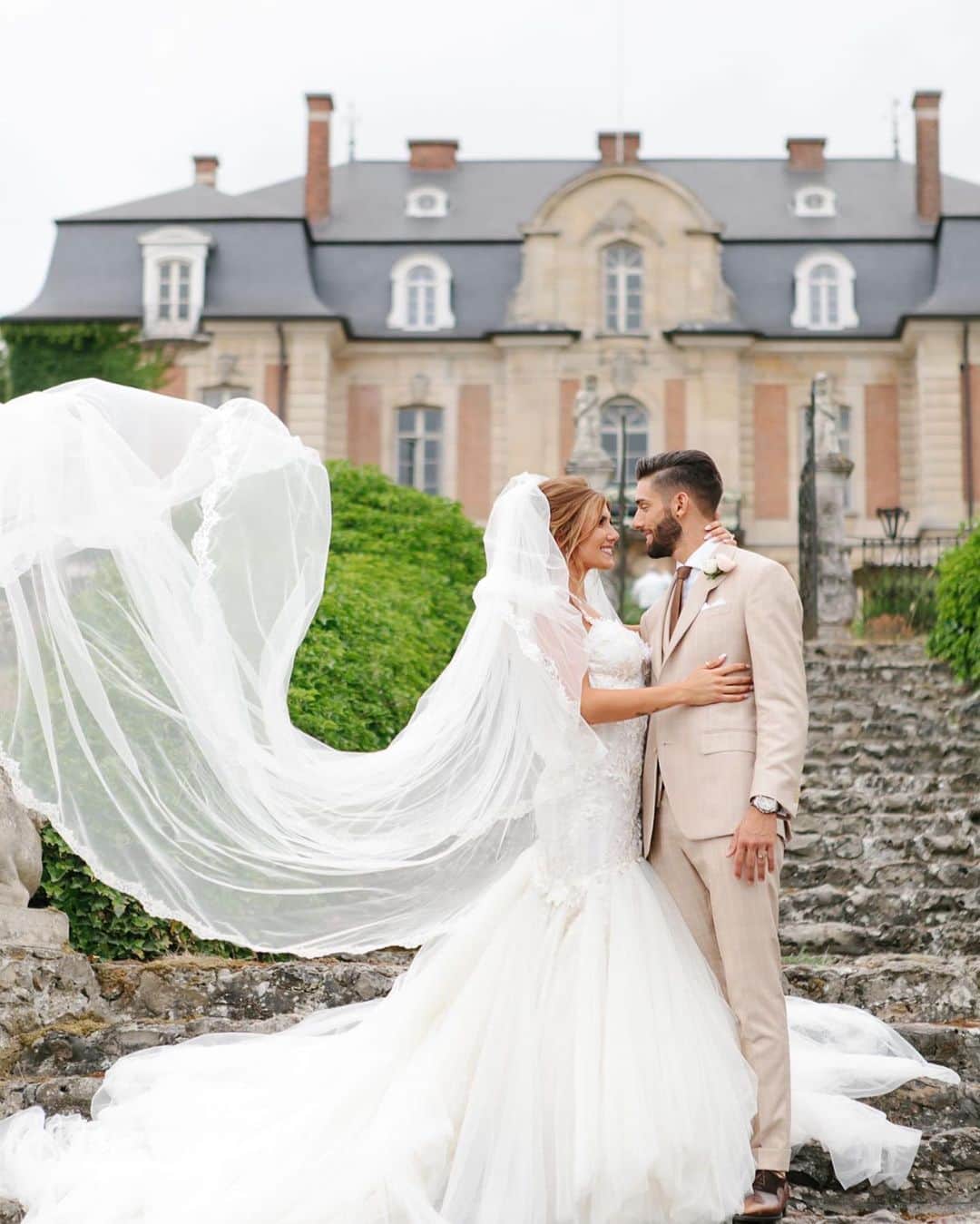 ヤニック・フェレイラ・カラスコのインスタグラム：「Premier palier atteint ! Noces de bois ! Je t’aime @noemiehappart ❤️」