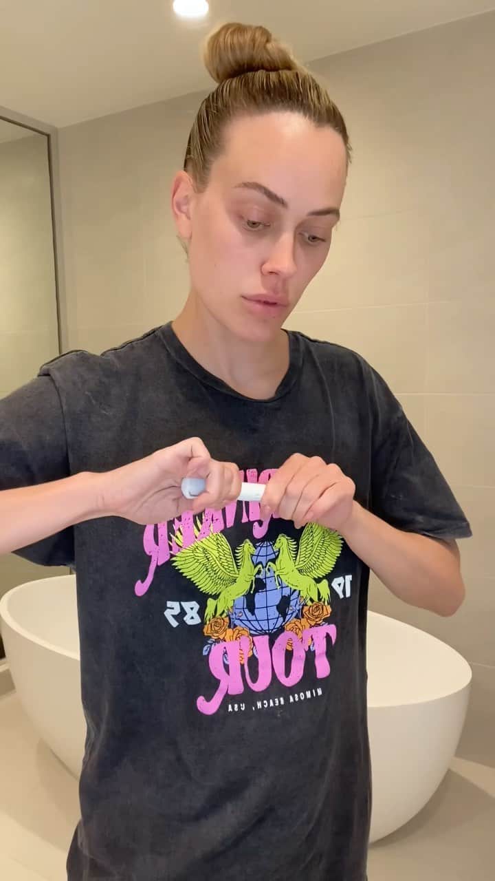 Peta Murgatroydのインスタグラム：「IVF treatment Day 3 💉  Things are looking up :)   I have to say reading all your DM’s and comments are making me feel so supported, seen and heard.  Thank you for being so open with me about your journeys to pregnancy, I’m feeling hopeful and full of excitement.   I’m so glad I’m sharing all this with you!! Speaking my truth has truly helped me move on 🙏🏻  I’m going to do an IG live soon about life in general, would you guys like that?? XO  @drmarksurrey @scrcivf」