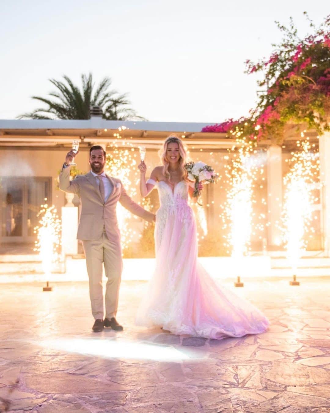 コスタス・ランプルーのインスタグラム：「Forever & ever! 👰🏼‍♀️🤍🤵🏻‍♂️🥂 18-06-2022 ✨💫 #wedding」