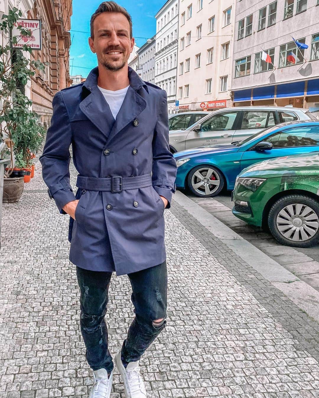 ヴラディミール・ダリダのインスタグラム：「Čau! Zajeli jsme k Abimu, ušil nám na míru trenchcoaty, jsou naprosto parádní. Díky moc! 👌🧥🔝 #AbiTotre」