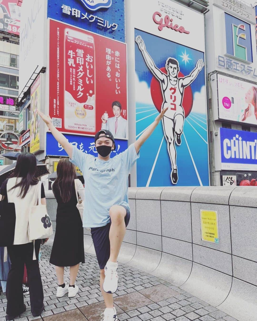 おしらのインスタグラム：「人生初のグリコ。  筋トレの成果で体幹ブレることなくこの姿勢をキープすることができました。 筋トレ万歳。  そして大阪と名古屋よく行ってますけど男でもいるんですか？って聞かれるんですがいません😤  昨日はお酒を我慢したので今日はたくさん飲みたいと思います。  今夜出会う方々は対戦よろしくお願いします🍻  何度ここへ来てたってー 大阪弁はうまくはならへんし💢」