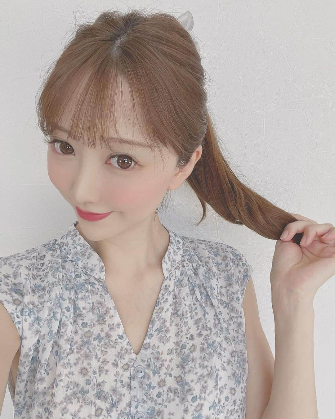 山村ゆりかのインスタグラム：「今日はあっついねー💦熱中症は午前中があぶないんだって😣 みなさんこまめに水分補給しましょうね🍹 最近暑いからヘアスタイルはアップがおおめ☀️」