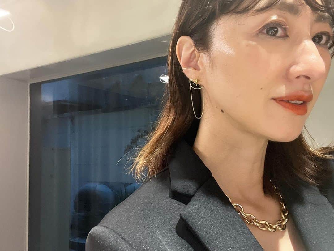 前田ゆかのインスタグラム：「オブジェのような感覚で身に付けらるジュエリー@lamie_lamie  lamie 新作コレクション！  前回選んだspark ピアス (星🌟のようなウニのような かわいいピアス) それに合わせてロングチェーン⛓ピアスをお出迎え！  (華奢で好みのものが沢山ある) 片耳ずつ購入できてニュアンス違いで選ぶのもアート感覚でたのしい♪  cafe&barとしても利用できるスタイリッシュでオシャレな空間。  #lamie #jewelry  #中目黒」