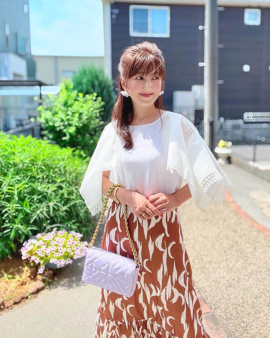 のインスタグラム：「🍀FᴀSʜɪᴏɴ🍀 夏のホワイトは優勝ですね🏆 シンプルなトップスが欲しくて @ranan_official  𝐑𝐚𝐧𝐚𝐧で見つけた ハンカチレースカットソーは その名の通り肩にハンカチが ヒラヒラしてるデザイン✨✨  身頃はカットソー生地 袖は布帛の異素材使いで 二の腕をすっぽりカバーしてくれる 強い味方だよ💪✨  𝐑𝐚𝐧𝐚𝐧は今年の夏で10周年🎉🎉🎉 プレゼントキャンペーンを開催中で 豪華ホテルの宿泊券が当たるかも⁉️ 6/27(月)までだから ぜひチェックしてみてね✅  ･ ｡ 　⭐∴｡　 　　🌟ﾟ･｡  ﾟ💫｡  　　 ✨🌟 💫 　 　　 ･ﾟ⭐｡･  　　　　⭐✨｡· 　 ⭐･｡🌟･｡✨🌟 　　　 ✨🌟 　　　　 ･ﾟ💫✨° 　　 🌟 ﾟ･｡ 💫 ｡ 　　　　　ﾟ⭐｡ﾟ✨ 🌟 #ranan #Ranan #rananstyle #トレンド #コーデ #トレンドコーデ #プレゼントキャンペーン  #きれいめコーデ #大人コーデ #大人カジュアル #夏コーデ #夏服コーデ #今日のコーデ #今日の服 #シンプルコーデ  #シンプルファッション #きれいめファッション  #大人可愛い #大人可愛いコーデ  #大人女子コーデ  #30代コーデ  #40代コーデ  #50代コーデ  #アラフォーコーデ  #アラフィフコーデ  #ママコーデ #おしゃれさんと繋がりたい  ______________________________ ✍🏻」