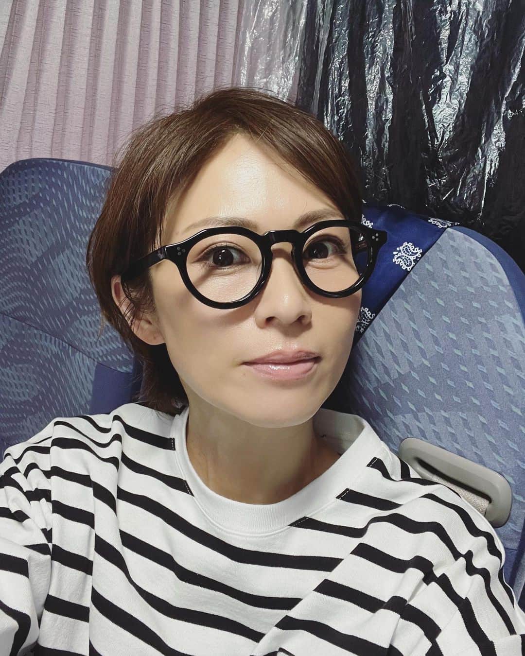 畑野ひろ子のインスタグラム：「おはようございます😊 今日も暑くなりそう☀️ 水分補給しっかりして、体調気をつけましょう！  昨日の撮影で出会ったメガネ👓  最近、ずっと使っているメガネが曲がってきてしまい買い替えを検討していたところ、、、 このメガネも気になります🤓 数日じっくり考えよう🤔」