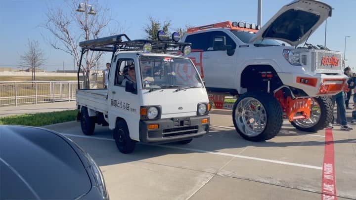 スティーブのインスタグラム：「This lil JDM truck gets some big respect! デカいアメリカントラックに負けない軽トラ‼️ #kei #subarusambar #keitruck #軽トラ #軽自動車 #アメリカ　#スティーブ的視点」