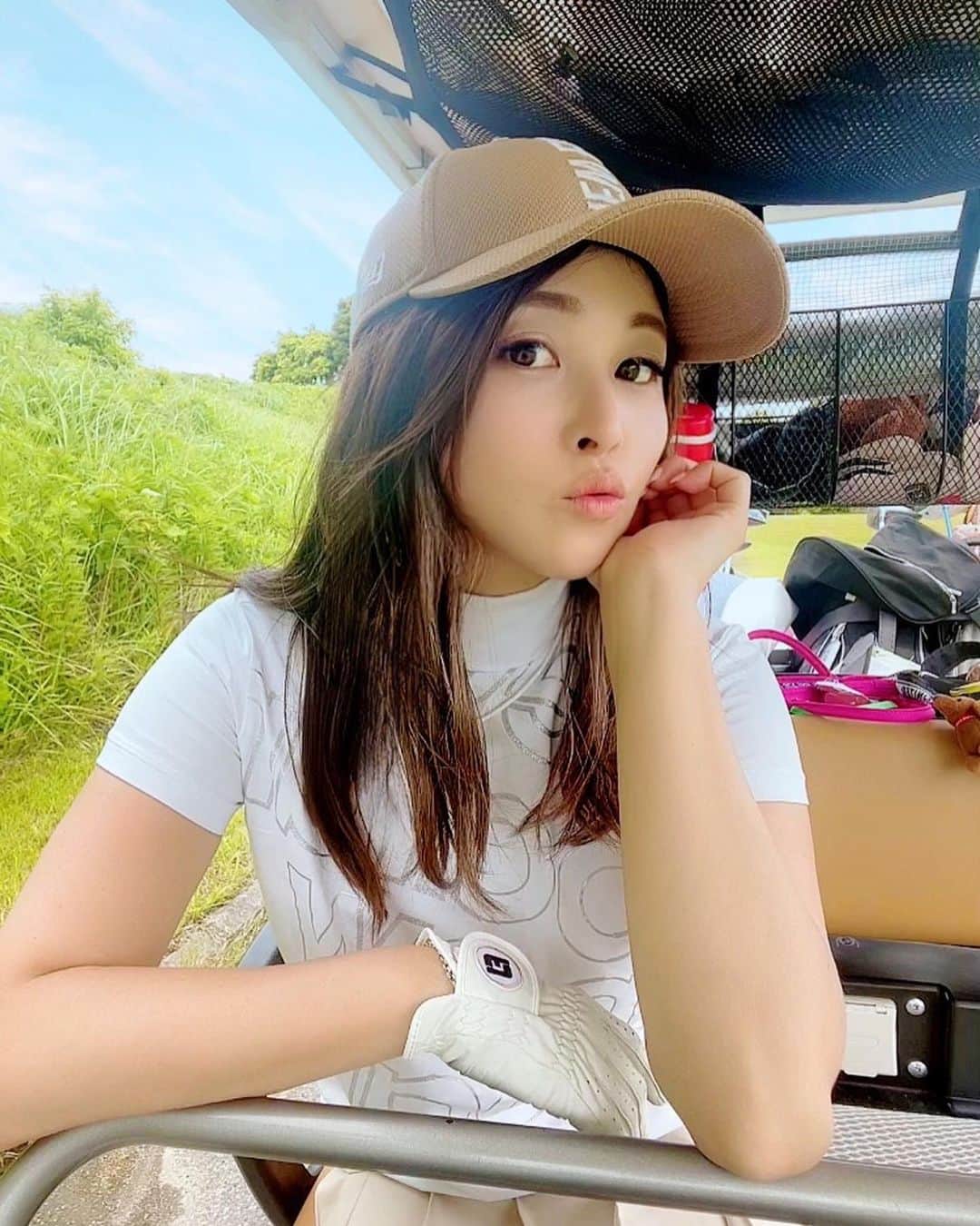 mikaのインスタグラム：「♥︎︎∗︎*ﾟ new in🧢 ． ウエア見に行ったつもりが一目惚れして 買ってきた @newerajapan の帽子 ． ． ベージュ✖︎ホワイトも好きだけど センターの縦ロゴがツボすぎた♡ ． ． メッシュで夏でも涼しく被れるとこもよき✨ ． ． ． ． ． #キャップ #キャップ女子 #ニューエラ #ゴルフ #golf#ゴルフ女子 #golfgirl #골프여자 #女子ゴルフ #golstagram #newera #golflove #ゴルフ好き #ゴルフ最高 #ゴルフ上手くなりたい #みかゴルフ #mikagolf #高尔夫 #골프　#golfgirl #골프여자 #ゴルフウエア #ゴルフコーデ #インスタゴルフ女子 #ゴルフ男子 #ゴルフ好きな人と繋がりたい #ゴルフ女子と繋がりたい #日差し対策」