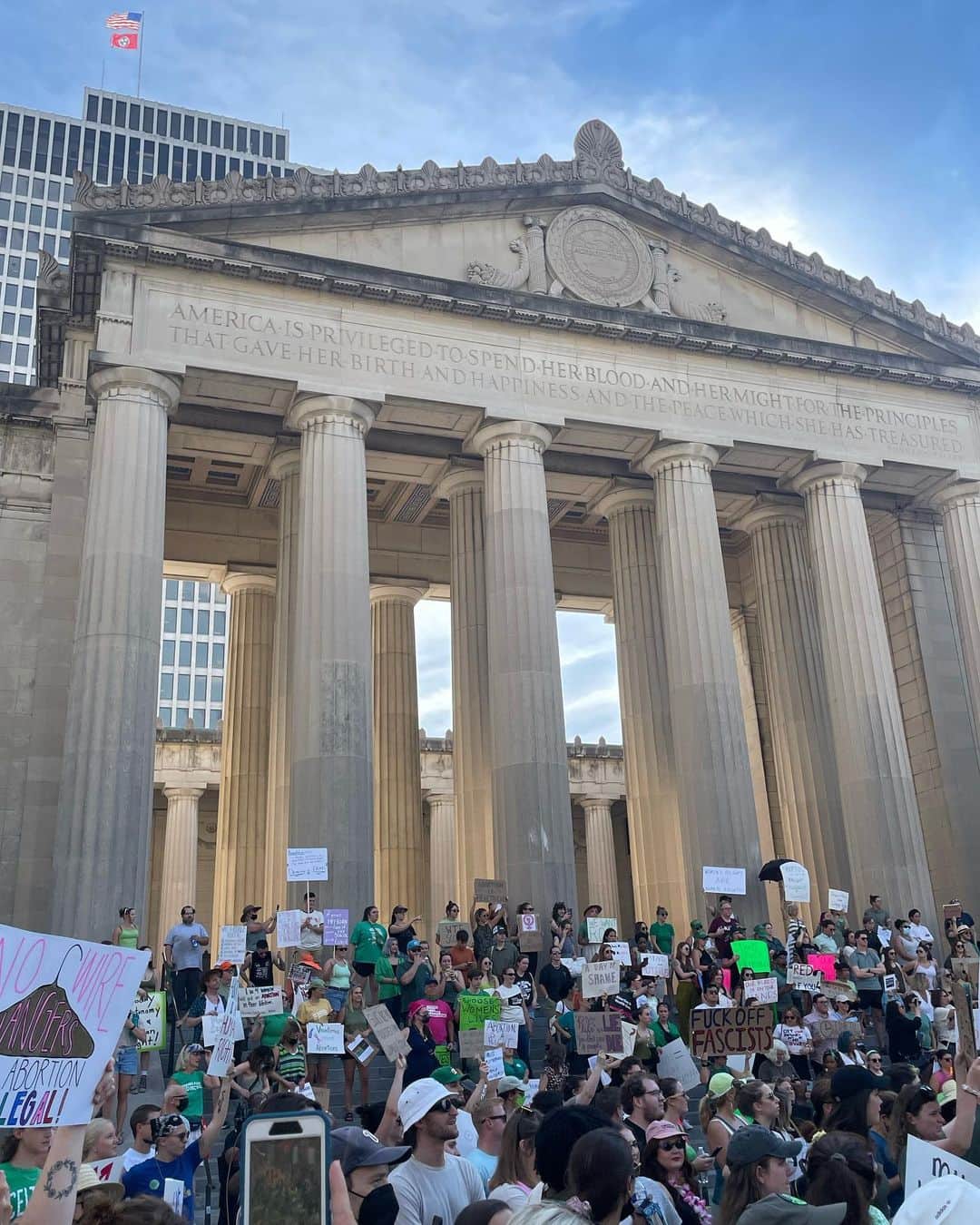 テイラー・ヒルのインスタグラム：「A truly devastating day. Feeling heartbroken and shocked that this is happening. I’m struggling to find the words to write this, my thoughts are scattered, I feel emotionally drained and confused. All I know is we must come together and fight this. We must protest and we must VOTE. Now more than ever its imperative we pay attention to our local government and vote for people who will protect our human rights. If you’re in Tennessee you can find information at this link https://linktr.ee/tnreproresources for reproductive resources.  I will also be putting this link in my bio. If you’re out there protesting, stay safe. And please share with me any other resources, organizations to support and places to donate.」