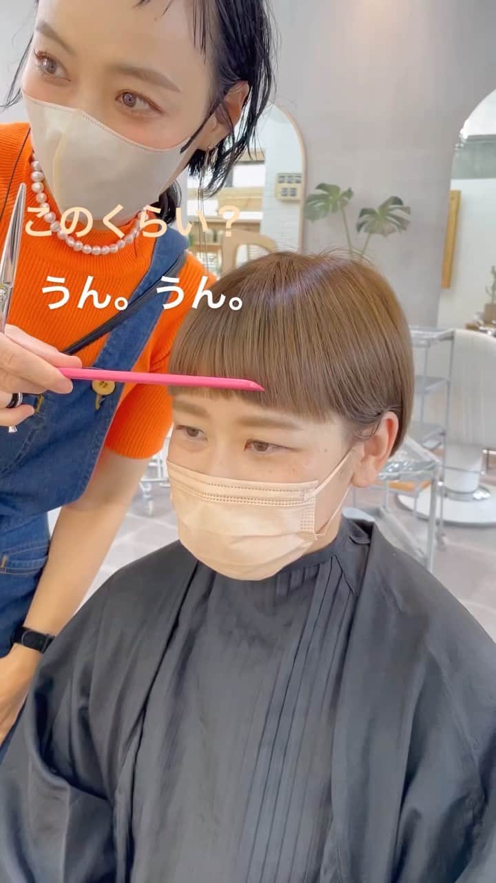 のインスタグラム：「ショートバングなショートボブ🤎💛🤍 . オデコがキャッチしてくれるラインでチョキチョキ🥰✂️🎶 . いつもありがとー🙌🏻✨✨✨🌈❤️🌻 . . . #福岡美容室#大名美容室 #天神美容室  #ショートバング  #ショートボブ  #ベージュカラー」