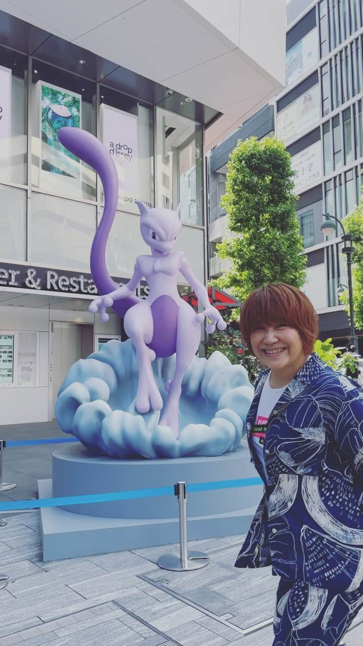 松本梨香のインスタグラム：「都内にミュウツー！！ 君にきめた〜♪  ＃サトシのポケモンだといいな #無邪気 #移動時間の遊び」