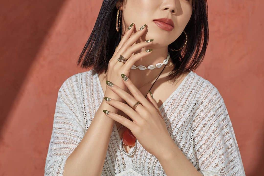 永瀬まりのインスタグラム：「💅🏻💅🏻💅🏻 for @cndworld 🌴 CND夏のキャンペーン、もう1つ写真を見つけました💗夏のムードで良い感じです🤗 Nails by @julieknailsnyc @michinail @ginaedwards_」