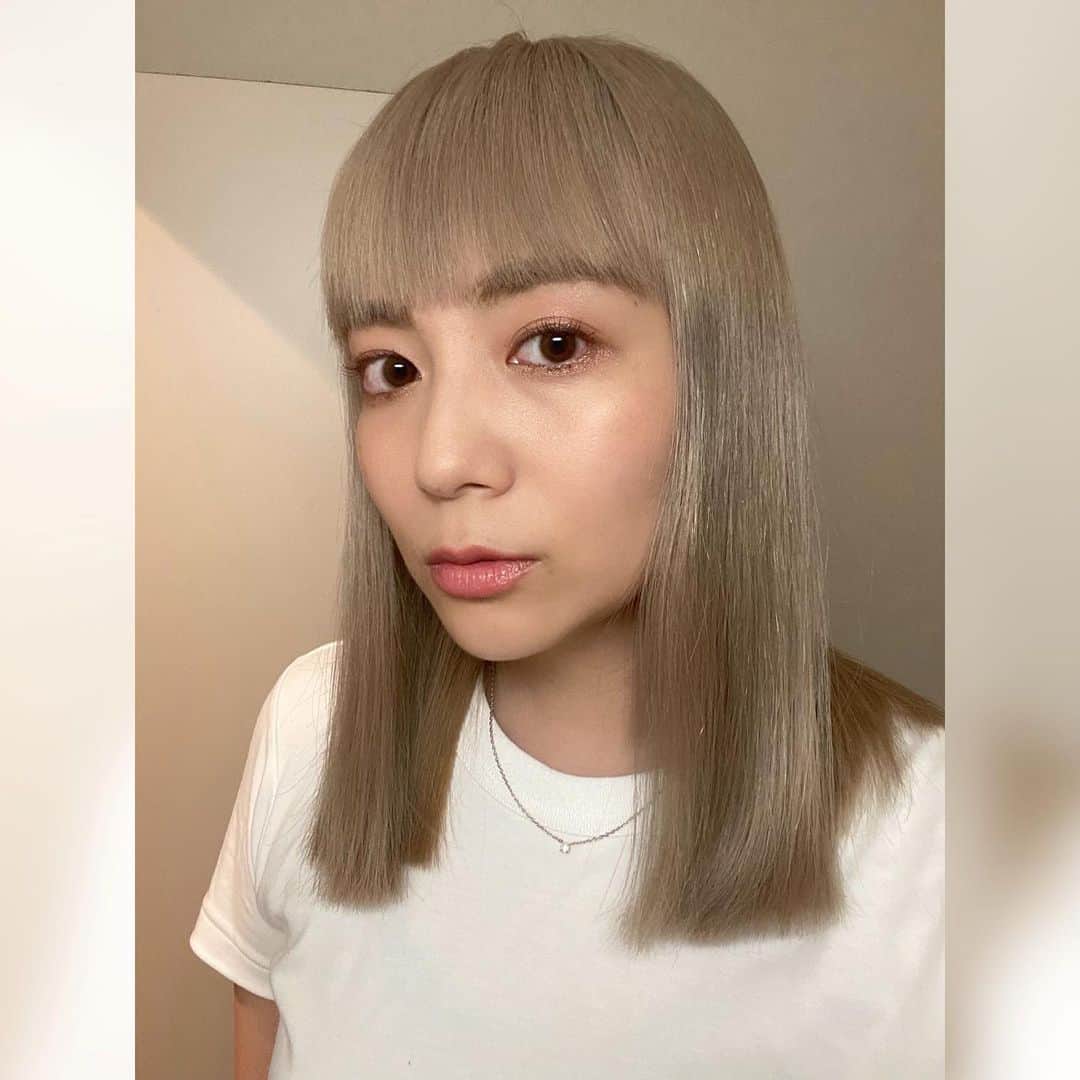 樋口智子のインスタグラム：「New hair💇🏼‍♀️ ツートンやめてブロンドにしてもろて🤍 めちゃくちゃいい色ー☺️ 室内と外じゃまた色が違って見える😳 長さもかなり切ってもらったよー！軽い！ 夏支度🌞  次にしたいカラーがあるんだけど、色々相談乗ってもらってこれに辿り着きました😊 いつも難題突き付けても、ちゃんと納得させてくれるBelleの皆様さすがです👏  今回は @_kawashima_121 にカラーもカットも両方してもらいました！✨ カラーホントに上手だから、ぜひお願いしてみて！ スタイリストデビューおめでとう🎉🍾  before→afterは @_kawashima_121 が撮ってくれてたからアップされると信じて待ってます🧏🏼‍♀️←  @belle__shinjuku @hair_salon_belle  ありがとうございました！😭👏  #ハイトーンカラー #ブロンドカラー #ブリーチカラー #ヘアカラー #ぱっつん前髪 #ぱっつんボブ #ストレートヘア」