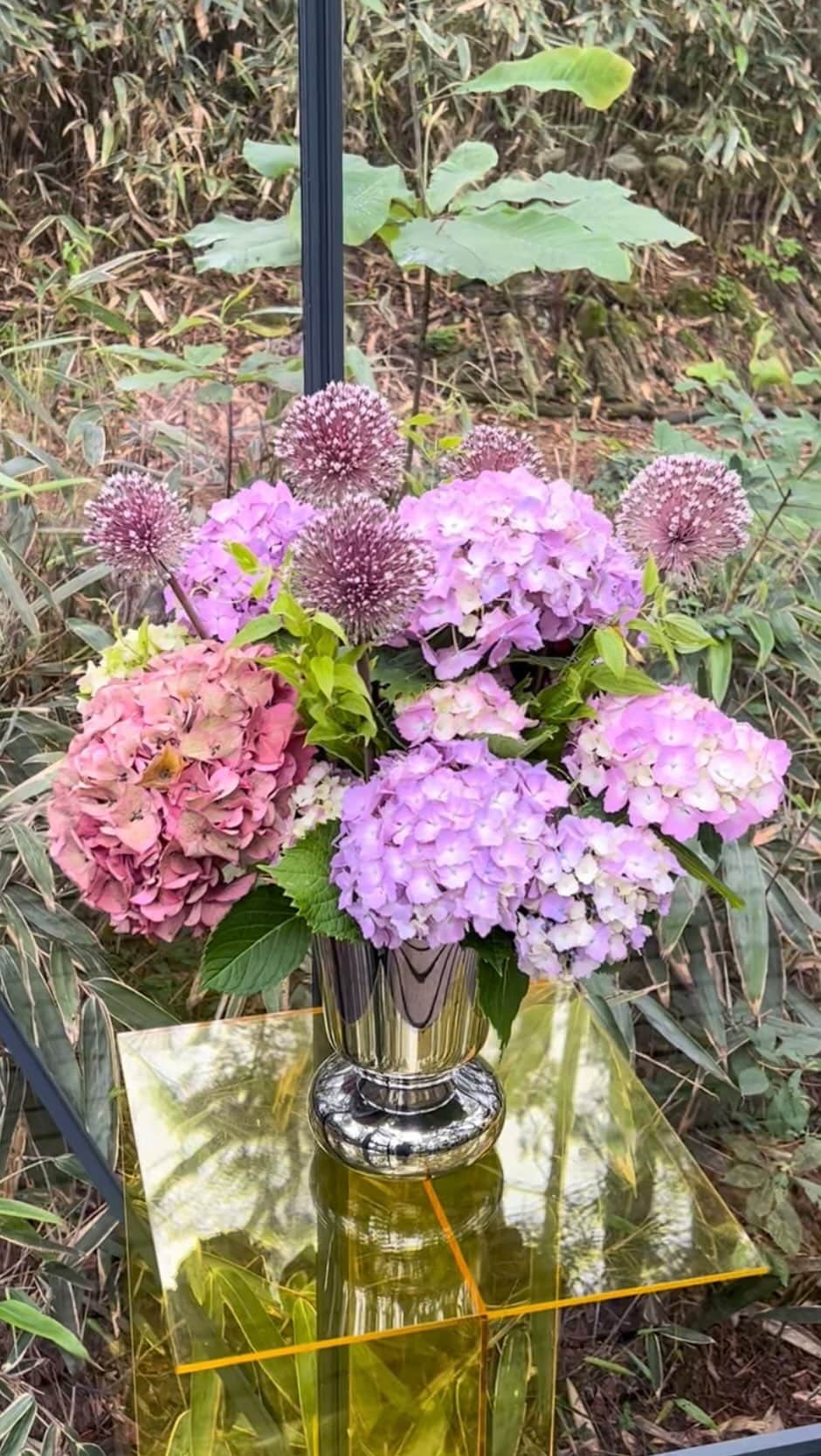 のインスタグラム：「Special Ajisai (hydrangea) exhibition this weekend at @nicolaibergmann_hakonegardens!   Yesterday I took the opportunity to create a couple of arrangements with one of my favourite flowers. You can see it at the Valley View Pavilion. Don’t miss it! . . . . . #nicolaibergmann #hakonegardens #箱根 #箱根旅行 #箱根カフェ #箱根観光 #hydrangea #アジサイ」