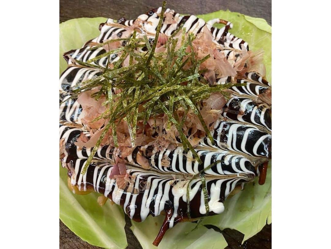 上田純樹さんのインスタグラム写真 - (上田純樹Instagram)「『お好み焼き屋 ふぉーす』 YouTuberの（株）はつださんとラニー洲崎と行ってきました！  ここは僕の親戚のお店でたまたま昔からはつださんが常連さんでした😂  大阪の方や他府県の大阪のお好み焼き食べたい方ぜひ！  おすすめはミックスお好み焼きと焼きそば、チーズ豚平好き、タコ塩焼き  #はっちゃんねる #ラニーノーズ洲崎 #お好み焼きふぉーす #住吉大社駅 #今の会社名でサイン書いてくれと言われたのだけ意味分かりませんでした #見に行って下さい」6月25日 11時09分 - raionerutousan