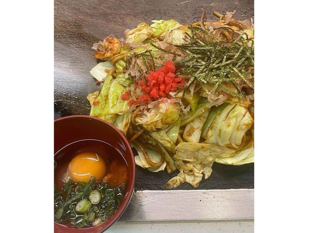 上田純樹さんのインスタグラム写真 - (上田純樹Instagram)「『お好み焼き屋 ふぉーす』 YouTuberの（株）はつださんとラニー洲崎と行ってきました！  ここは僕の親戚のお店でたまたま昔からはつださんが常連さんでした😂  大阪の方や他府県の大阪のお好み焼き食べたい方ぜひ！  おすすめはミックスお好み焼きと焼きそば、チーズ豚平好き、タコ塩焼き  #はっちゃんねる #ラニーノーズ洲崎 #お好み焼きふぉーす #住吉大社駅 #今の会社名でサイン書いてくれと言われたのだけ意味分かりませんでした #見に行って下さい」6月25日 11時09分 - raionerutousan