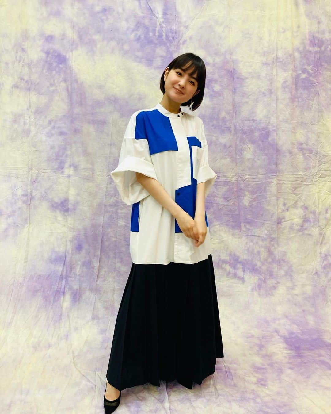 葵わかなのインスタグラム：「気づいたら東京公演最終週も始まっている…！  先週は配信もあったりして、ドキドキしたりピークがあったりでした。  身体の疲れも通り越しての最終週… そして今日は2回公演！  色々な事を考えて、感じて、また考えて、それが良くも悪くも全部自分に返ってくるみたいな、、 日々気持ちも身体もぎりぎりに熟していくのを感じながら、走り抜けたいと思います。  それにしてもあっつい！！ 水分しっかりとって、でも身体の中と外で温度差があるとそれも疲れるらしい！から温かい食べ物なんかも食べて、元気に過ごそう〜🌻  写真は取材会の時のものです！  #パンドラの鐘」