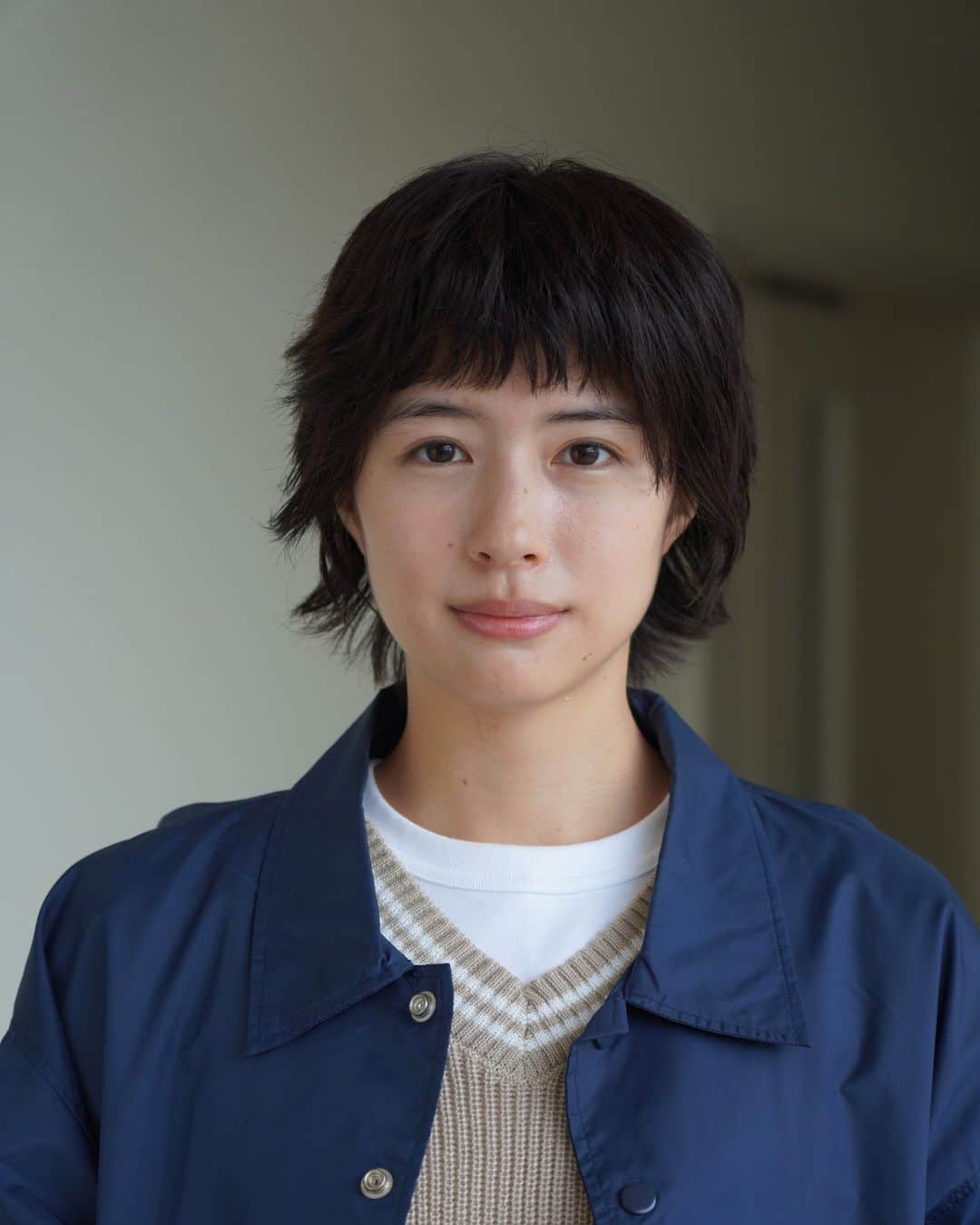 のインスタグラム：「. ＼✨役ビジュアル公開✨／ . 佐久間由衣さんが、この度、役のために作り上げたビジュアルが公開になりました🎉 . その名も "オン眉刑事" 。 佐久間さんのオン眉新鮮でよきですね☺️ 某ドラマの刑事役とはまた違った佐久間さんの刑事姿❗ 是非ドラマを楽しみにしていて下さい✊ . #初恋の悪魔 #7月16日土曜よる10時スタート #林遣都 #仲野太賀 #松岡茉優 #柄本佑 #佐久間由衣 #味方良介 #伊藤英明 #安田顕 #田中裕子 #脚本 #坂元裕二 #日本テレビ #日テレ #ドラマ」