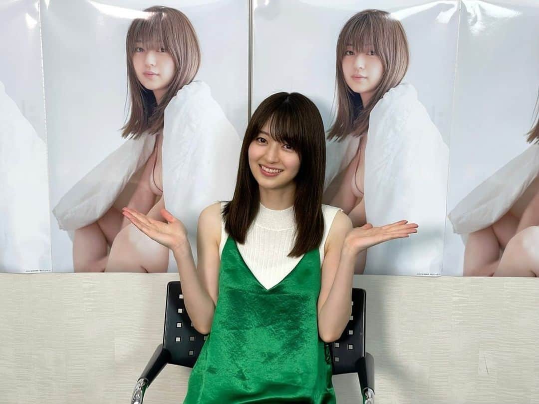 逢沢りなのインスタグラム：「オンラインサイン会＆デジタルビンゴ大会ありがとうございました🌻 サインを書いていくうちに途中ゲシュタルト崩壊が起きましたが…笑 そんなハプニングもありつつ、初めてのオンラインサイン会で不慣れなところもあったかと思いますが、楽しかったです😂💓  いつか直接皆さんとお会いできる機会があったらいいな🍀  #週プレ  #内緒だよのポーズ」