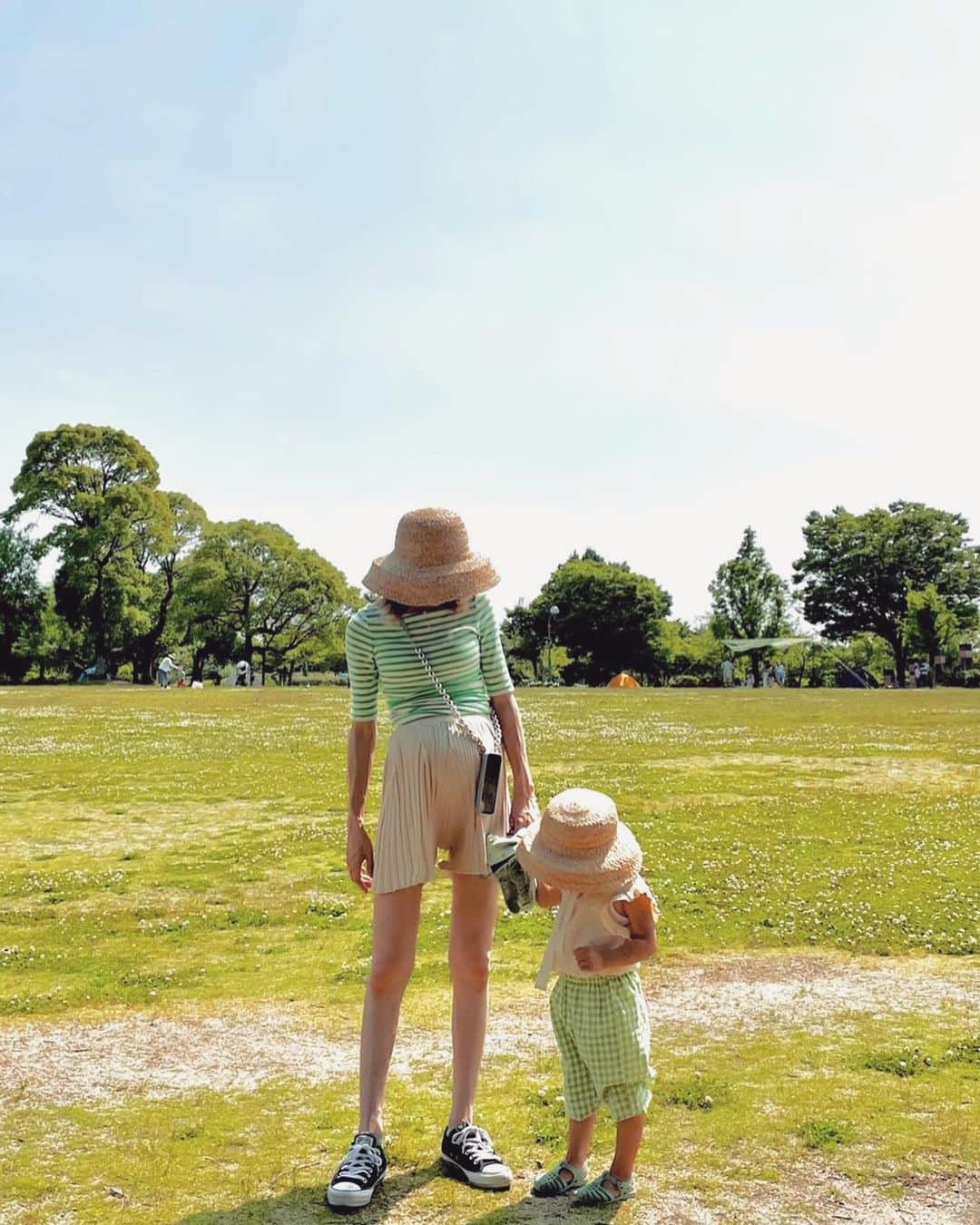 高木美知瑠のインスタグラム：「. 先週の日曜 𓅫𓇠𖥧 じじばばに公園ついてきてもらって遊んでもらったー 𖤓 ママも遊びたいのになー𓏲𓍢 . おそろい帽子👒 ＆ おそろいカラー🍋𓈒𓏸 白すぎる足を焼きたい 𓄼𓄼𓄼 . 𓐠22.06.19𓂃37w #記録　#報告 #時差投稿は続くよう #妊婦コーデ #妊婦 #妊娠後期 #女の子ベビー #女の子ママ #ママコーデ #ママ #臨月  #マタニティコーディ #マタニティ #親子 #親子コーデ #親子リンクコーデ」