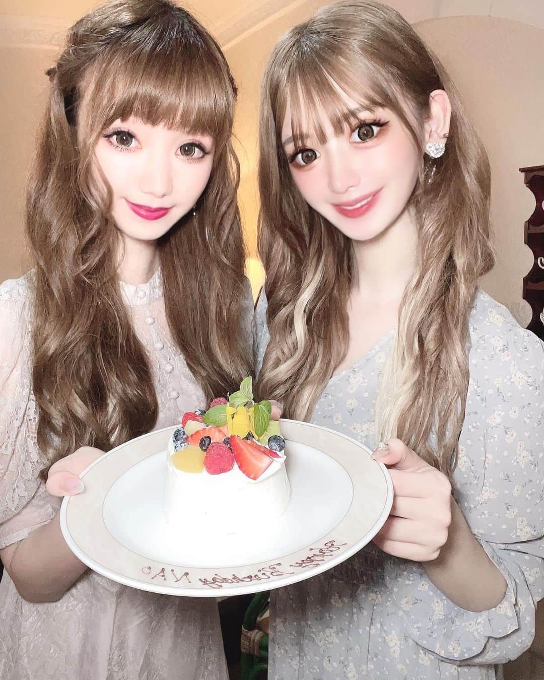 ゆうめろさんのインスタグラム写真 - (ゆうめろInstagram)「久しぶりになおちゃんと会えて嬉しかった🥰🫶🏻 誕生日サプライズ大成功🎉 素敵な一年になりますように🌹✨💭 また遊ぼう(ᐢ ܸ. .ܸ ᐢ)՞ ՞ ・ ・ #マーヴェラスパラディ白金  #誕生日ケーキ」6月25日 12時38分 - yk.o0