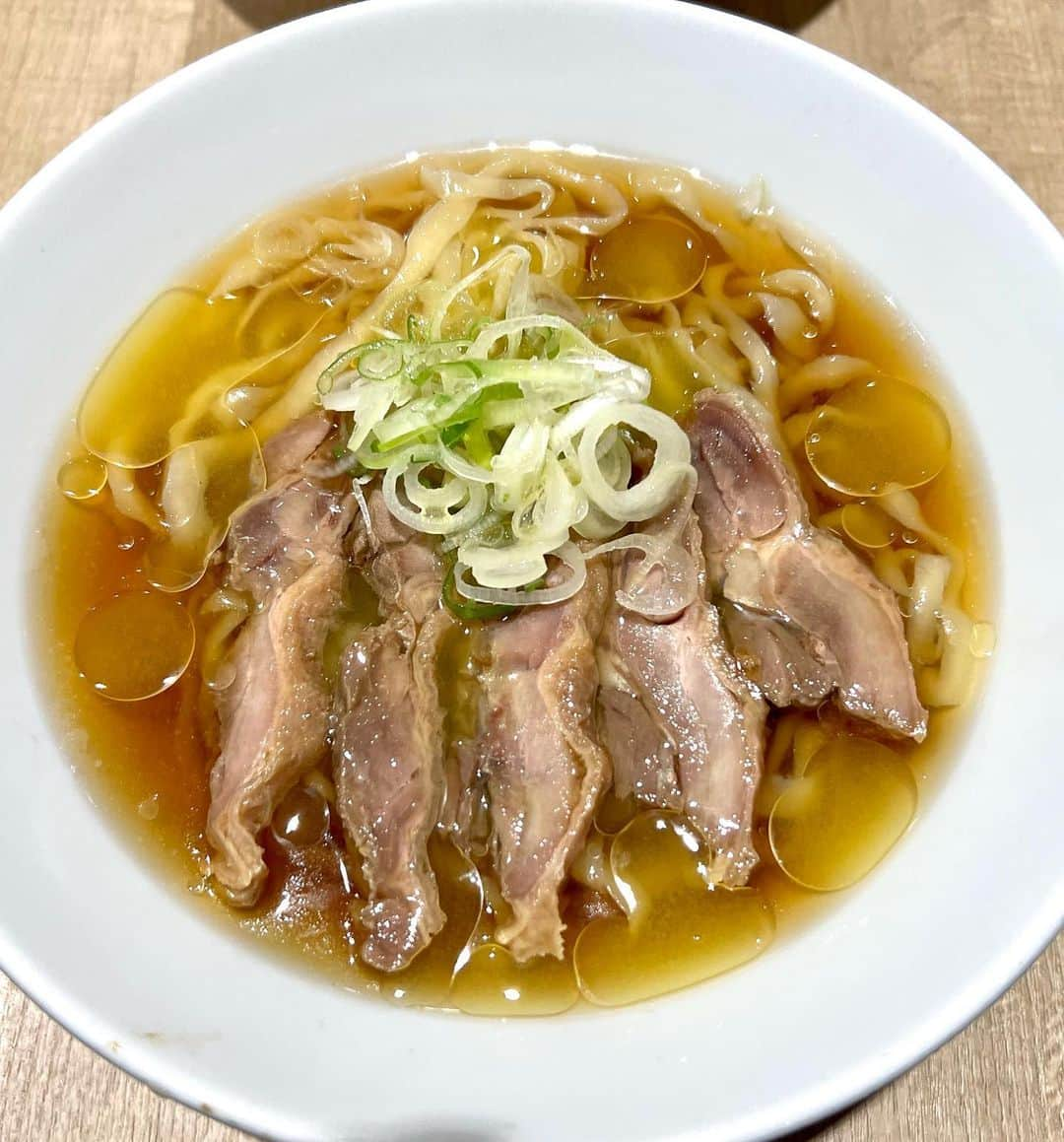 本谷亜紀のインスタグラム：「綾川の冷たいラーメン！最近暑いからキンキンに冷えた麺、スープが嬉しい🎊冷やしラーメンは山形発祥だよね🫶山形だと蕎麦屋さんで冷たいラーメン沢山出してたイメージ👍🏻 ㅤㅤㅤㅤㅤㅤㅤㅤㅤㅤㅤㅤㅤ 冷やし中華、冷やしラーメン食べて夏を乗り切りたい〜梅雨はもう終わったのかな🫥 ㅤㅤㅤㅤㅤㅤㅤㅤㅤㅤㅤㅤㅤ みんなの好きな冷やし中華聞いてみたい！私は馬賊、喜楽、揚子江菜館😊 #綾川　#手打親鶏中華そば綾川 #恵比寿ランチ　#ラーメン  #ラーメン #ラーメン部 #ラーメン倶楽部 #らーめん倶楽部 #ラーメン好き #ラーメンインスタグラマー #ラーメンパトロール #麺スタグラム #麺 #中華 #スープ #チャーシュー #煮卵 #味噌ラーメン #塩ラーメン #醤油ラーメン #豚骨ラーメン #白湯 #noodle #noodles #noodlelover #noodleporn #instanoodle #instanoodles #food #foodporn」