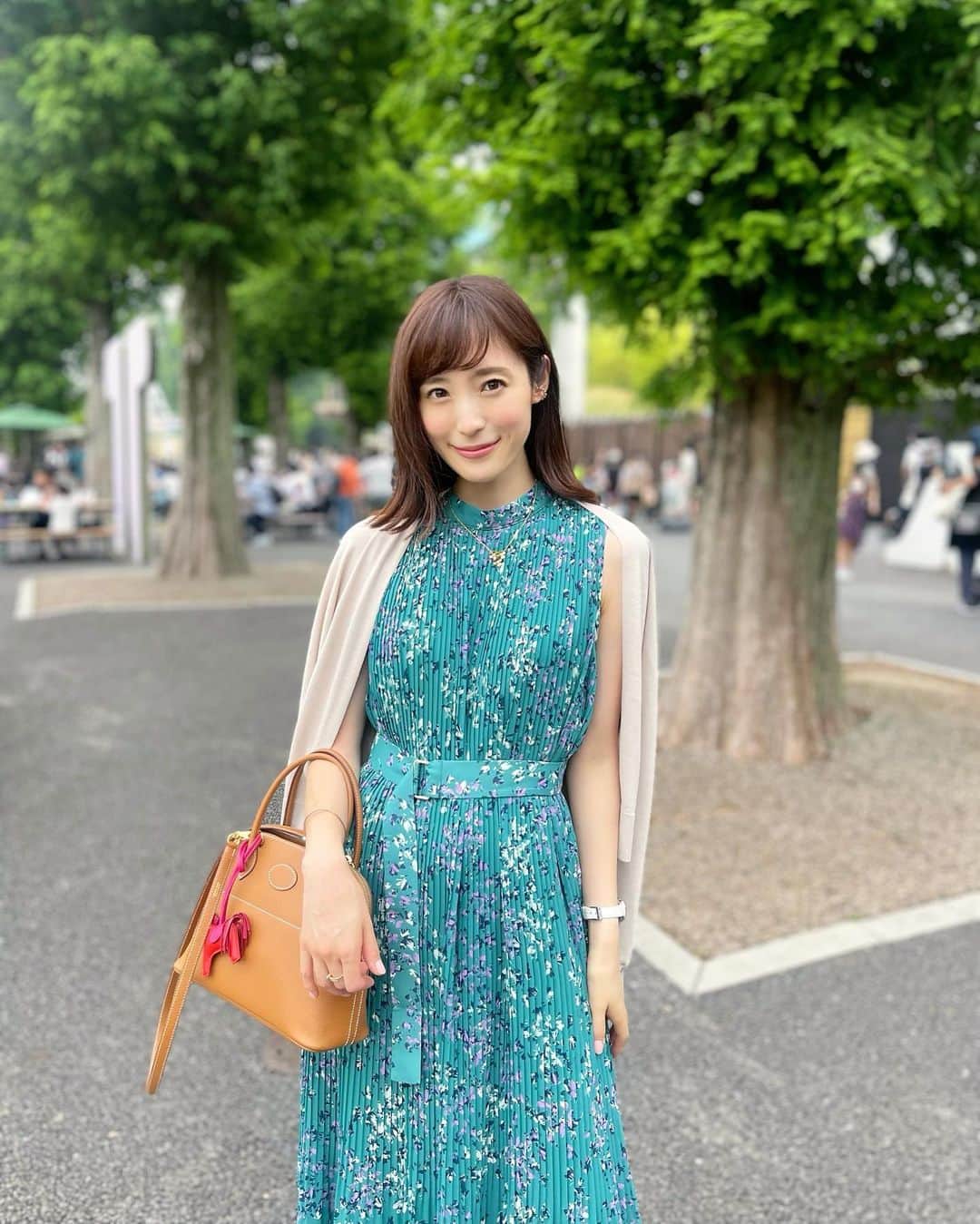 小林真由のインスタグラム：「この夏のお気に入りワンピース🌻 ⁡ @andemiu_official × @saaya_mizuno のコラボ♡ フワッと広がる細めプリーツのシルエットが綺麗で、小花柄がとっても可愛い♡  前後で着用可能な2wayでスタイルアップもできる、ベルトを取って妊婦さんも着られる、こだわりたっぷりの何度でも着たくなるワンピース🌈 ⁡ カーディガンも、接触冷感でUVカットもしてくれるマストで使えるアイテム！ ベーシックカラーなので毎日羽織っています🌻 ⁡ ⁡ ⁡ #ファッション #コーデ #ママコーデ #女の子ママ #男の子ママ #ママライフ #コーディネート #3歳 #1歳 #ベビー #二人育児 #andemiu」