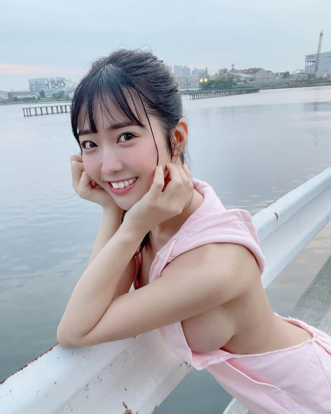 天羽希純のインスタグラム：「ドライブデート楽しいね💕💕  (ヤングジャンプ発売中！ 6/30にはこちらのショットも含んだデジタル写真集もグラジャパから発売します！)  #ヤンジャン #グラビア #gravure #水着 #ビキニ #swimwear #bikini #泳裝 #コスプレ #cosplay #谷間 #適乳 #巨乳 #フェチ #くびれ #太もも #脇 #鎖骨 #おへそ #ドライブ #横乳」