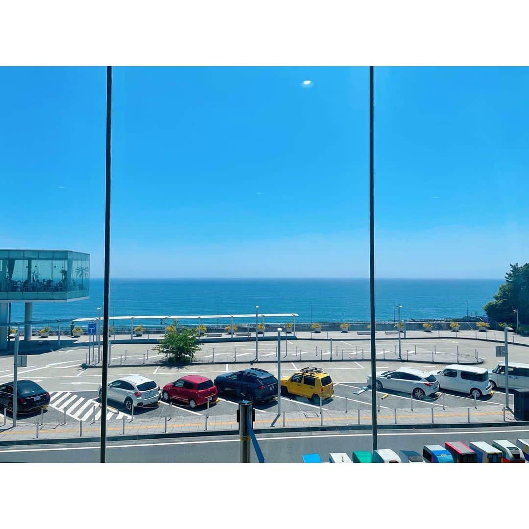 おかゆのインスタグラム：「🎼🐶🌊🎶🎸💫🌈  ニッポン放送の徳光さんの番組 「徳光和夫とくモリ！歌謡サタデー」  今朝の生放送でバースデーLIVEのお話が…‼️ 「#おかゆの夢は夜ひらく」もOA...🥲🎶 徳さんの温かいお人柄、沁み入るお言葉。🌱 アシスタントの石川さんとのトークに 和やかな気持ちに☺️ 夢は朝ひらきました🤗🌈  星旅の振り付けやガラクタのど真ん中でのラララ〜も 一緒にやってくださり、感激でした😭😭😭 観に来て下さり本当にありがとうございました🙏🏻🌈  今朝のゲストがなんと！ シンガーソングライターの八神純子さん！🎹 大先輩方の貴重な音楽のお話🎼 興味深く拝聴しました🙏🏻💫  今日はこれから日立市役所で 吉田正音楽記念館 「大屋根広場コンサート 〜吉田メロディーを継承するアーティストたち〜」に 出演します🐶💫  いつまでも青空が広がる素晴らしいお天気！☀️  #感謝  #徳光和夫のとくモリ歌謡サタデー」