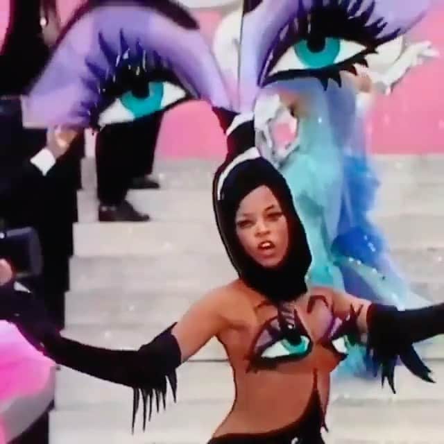 ValGarlandのインスタグラム：「Snatched from @hopeandglitter ✨✨✨  Bob Mackie / Carol Burnett   #WeekendInspiration」