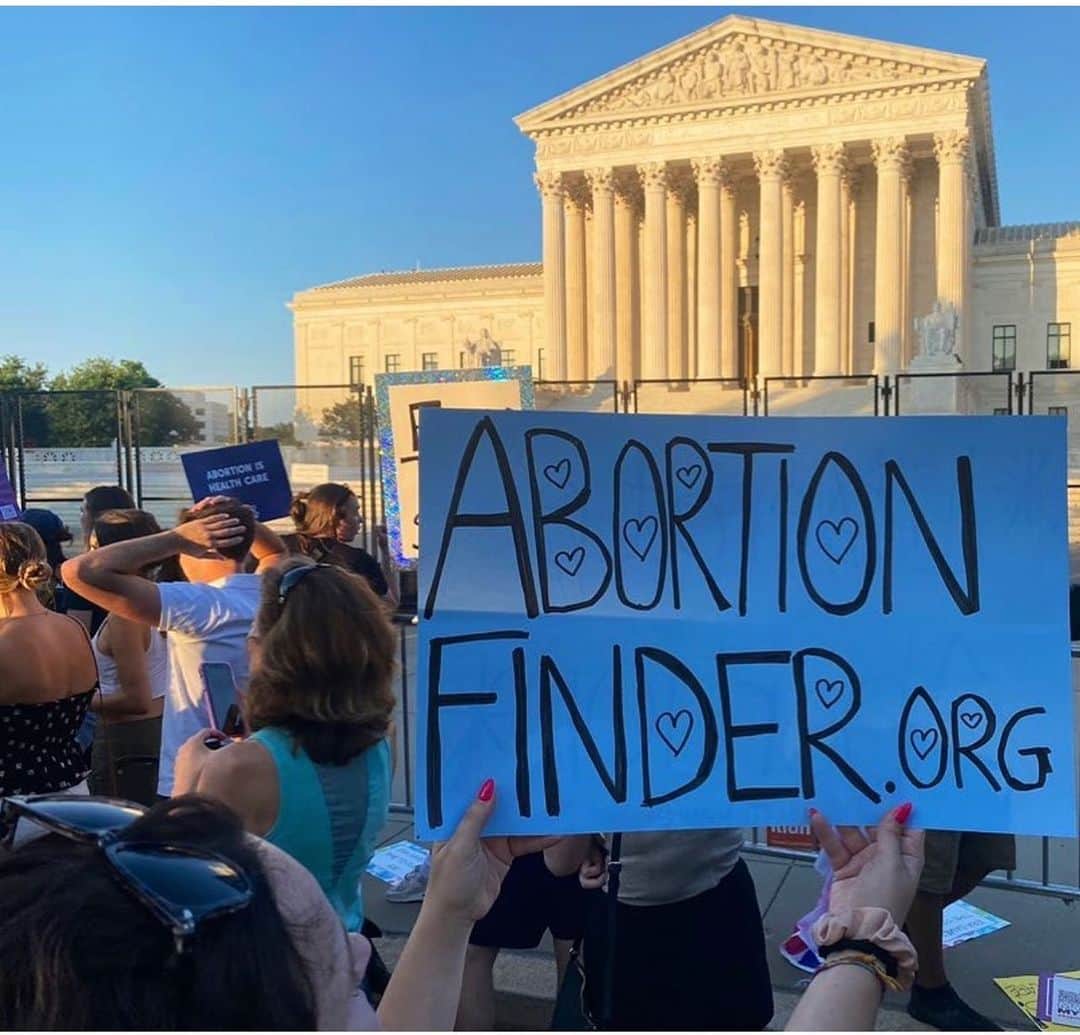 ダニール・ハリスのインスタグラム：「Banning abortion does not mean less abortions it means less SAFE ABORTIONS !  If you need an abortion, they have up-to-the-minute info about your options on AbortionFinder.org, including information about getting financial support if you have to travel to get an abortion.   #AbortionIsEssential #AbortionIsHealthCare #ProChoice #MyBodyMyChoice #AbortionFinder #AbortionAccess #Abortion #LiberateAbortion」
