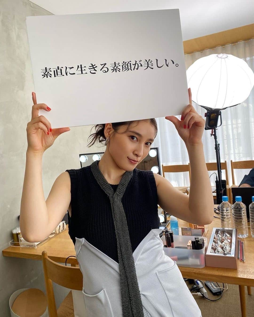 土屋太鳳さんのインスタグラム写真 - (土屋太鳳Instagram)「昨日「まだまだ真夏っぽくはない」と 書いたばかりなのですが、いやいやいや・・・💦 今日の東京は ものすごい暑さでした・・・💦💦💦 なんと35度以上、猛暑日です😱 ひさしぶりに「これは走れない！」と思って ランニングの途中で歩くほどで、 募金ランを思い出しました☺️ まだ6月なのに猛暑日… あまり暑すぎない楽しい夏になるといいな🙏 明日の日曜日も暑いとのこと、 どうか水分やミネラルなど こまめに補給してくださいね🙏🙏🙏 私も気を付けます！！！ . そして今日は とても嬉しいお知らせがあります！ 今年2022年は、 メイクアップアーティストブランド 「ローラ メルシエ」は生誕25周年💐 本当におめでとうございます✨✨✨ そして、 その記念に制作される ブランドムービー＜素直に生きる素顔が美しい。＞に 出演させていただくこととなりました🙏✨✨ . ローラ メルシエさんはブランドが生まれて以来、  ”What makes you unique, makes you beautiful.”を フィロソフィーに掲げています。 “それぞれがもつ、本来の魅力を最大限に輝かせること”が ローラ メルシエさんの使命✨ 私が出演させていただくブランドムービーでは その考え方や取り組んできた姿勢などを 演技を通して表現します☺️ . テーマソングは、 #あいみょん の楽曲「 #ハート 」♥ あいみょんさんの楽曲には 役作りでずっとパワーをいただいてきたので、 ブランドムービーの世界でも 思いきり、その世界に包まれたいと思います🥰✨✨ . 私はローラ メルシエさんのボディークリームで 大変な時期を乗り越えてきたので、 このお話をいただいた時は夢かと思いました…！ 素敵な香りの種類があるのですが 私が一番愛用してきたのは、アンバーバニラ💡 お風呂上りや撮影の前に癒されてました☺️ 甘い香りなのですが、 つけ方によっていろいろ楽しめるので、 ぜひ試してみてくださいね😊✨✨ . 昨日のインスタライブはアーカイブがあるので ぜひぜひぜひ ローラ メルシエさんの公式インスタグラムで 観ていただけたら嬉しいです🙏💕✨ . 暑い日が続きそうなので どうか夜は少しでも ゆっくりしてくださいね⭐  #ローラメルシエ」6月25日 23時52分 - taotsuchiya_official