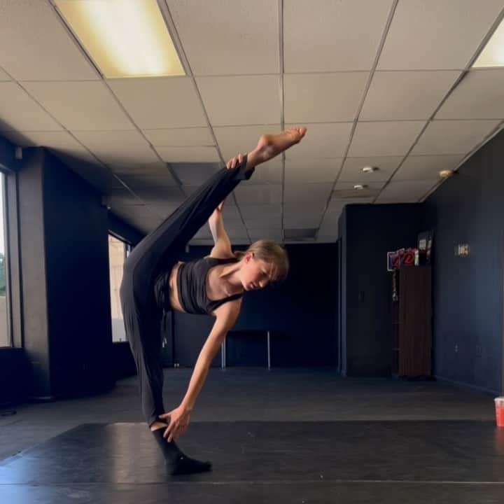 のインスタグラム：「The things I accomplish with @nicolemarieperezv 🤍 #newtrick #offtonationals #iluvnicole」