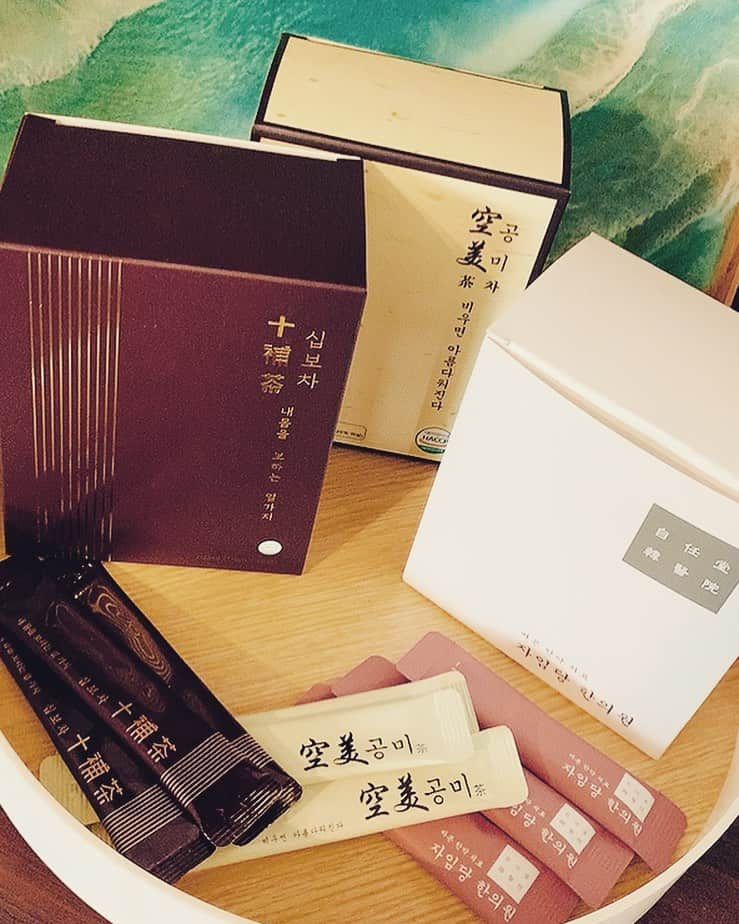 青海のインスタグラム：「自任堂 @jaimdangjp  ダイエット韓方薬【空肥丸】 浮腫み取りのデトックス茶【空美茶】 疲労回復に効果のあるお茶【十補茶】  妊娠中なので空肥丸はまだ飲めないので産後の楽しみにして、、、❤️❤️❤️ （妊娠中、授乳中の方は空肥丸は飲めません😭）  空美茶と十補茶を飲んでます！！カフェインも入ってないとのこと！！妊婦さんも安心して飲めます🙆‍♀️  妊娠して浮腫みがすごくて身体がすごく痛い時があるんだけど空美茶は浮腫を取る効果があるからありがたい！！ こむら返りはまだ来てないけどきっとこれからくると思うからこむら返り防止にも良さそうだな😯  十補茶は疲労回復を期待できてこれからの暑い時期😵☀️💦疲れを取ってくれそう！ まだ梅雨明けしてないのに毎日暑くて倒れそう。。疲れも取れずらいから十補茶にお手伝いしてもらいます🙆‍♀️🙆‍♀️  あぁ、早く韓国行きたいなぁ🇰🇷  #漢方 #漢方ダイエット #漢方茶 #韓国ダイエット #マタニティ #初マタ #プレママ #妊娠7ヶ月 #妊婦 #モデル #model  #Japan #japanese #japanesegirl  #girl」