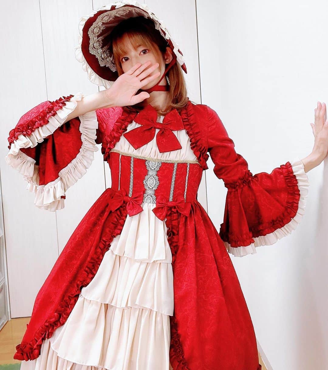 渚のインスタグラム：「Victorian Dollの赤好き🥹❤️  #lolita #lolitafashion #gothiclolita #lolitadress #ロリィタ #ロリィタファッション #ロリータ #ロリータファッション #中国ロリータ #epetice」