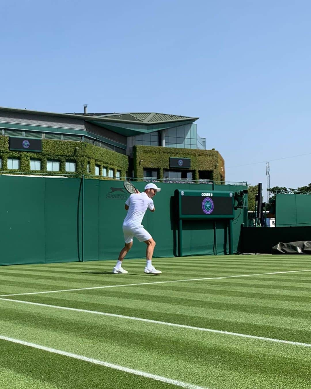 ミハイル・ククシュキンのインスタグラム：「@wimbledon 🍀」