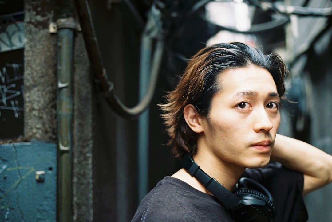 のインスタグラム：「責任？重圧？そんな事じゃなくて、そんなこと痛いほど分かっていて、乗り越え、それを成し遂げ続けようとする彼の生き様は、キラキラなんかじゃない、生臭くって、泥まみれになりながら進み続ける彼の姿は、日に日に男らしく。 けれど会えばいつだって愛くるしい彼の瞳の奥では真っ赤な焔が燃え激っている。真っ直ぐその先を見つめて、continue.....  model #小林亮太 ( @ryota_kobayashi_official ) photo 俺。 #film#canona1」