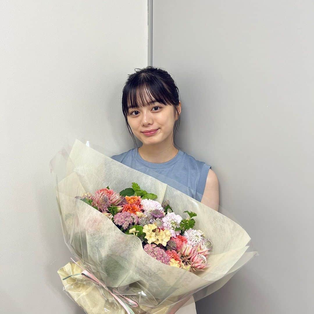 のインスタグラム：「23歳になりました〜！ たくさんお祝いしていただいてありがとうございます🫶 そして、いつも応援ありがとうございます！ 23歳も頑張ります☺︎ そして、現場でお祝いしていただいたのでその時の写真とともに、、、！ こちらの情報解禁はもう少しお待ちください☺︎」