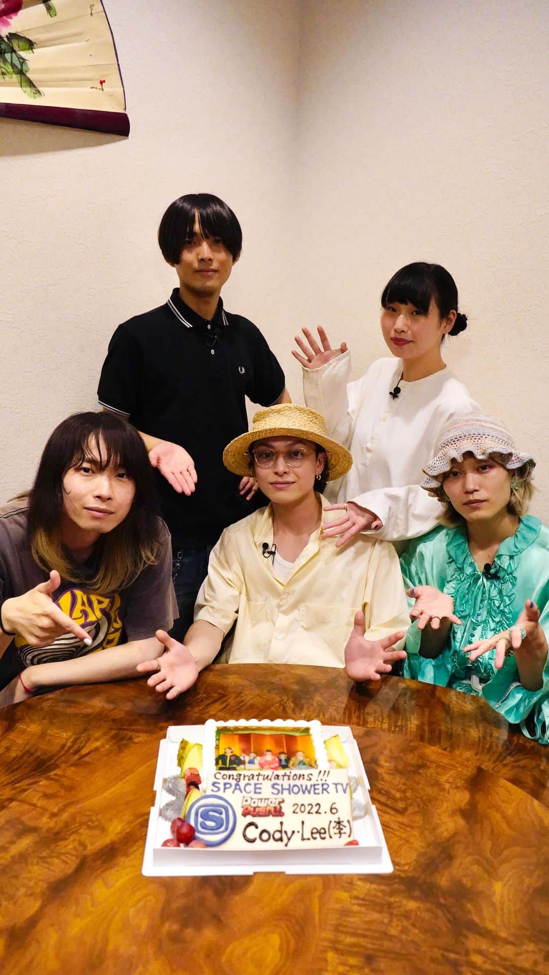 のインスタグラム：「◢◤ Cody・Lee(李)『愛してますっ!』｜POWER PUSH!＜2022.6＞ ◢◤  2022年6月のPOWER PUSH!は、 Cody・Lee(李)『愛してますっ!』❤️‍🔥  メジャーデビューを果たした彼ら！ 今回は中華料理店でインタビューを実施しました🎤  #CodyLee(李) #愛してますっ!」