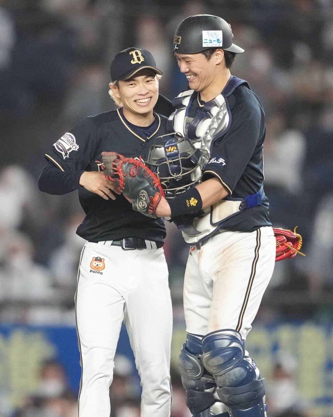 のインスタグラム：「⁣ 応援ありがとうございました🙇‍♂️⁣ 今日もみんなお疲れ様です！⁣ ナイスゲーム！！⁣ ⁣ #山岡泰輔 #伏見寅威 #オリックスバファローズ #ありがとう」