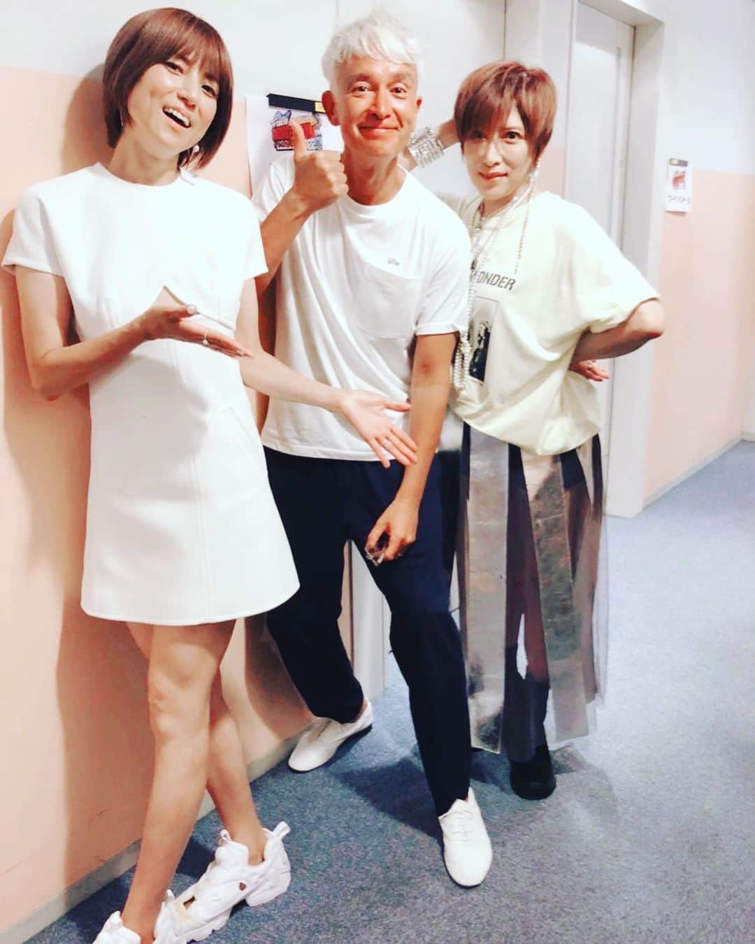 のインスタグラム：「激暑！🌞危ない暑さ、熱中症にくれぐれもお気をつけ下さいね。💦 先日の本番終わりにて。 この日楽屋に入った瞬間に、KEIKO本人から連絡もらったの！何ていうタイミング。😳 彼女が私にかけてくれた言葉がもう嬉しくてね。 皆さんからの応援メッセージは言うまでもなく励みになってるんだけど、持ち歌本人からの言葉はどーん！背中を押され、ステージに向かうことが出来た。 私にとってKEIKOは特別な人ってこと、 変わらないの。 心の繋がり、絆、ほんと宝物だよね。✨ 追伸、彼女はいたって元気です。 #trf #trfyu_ki #keiko #marc #hitomi  #hitomiの健康美❣️ #globe #みんな好き」