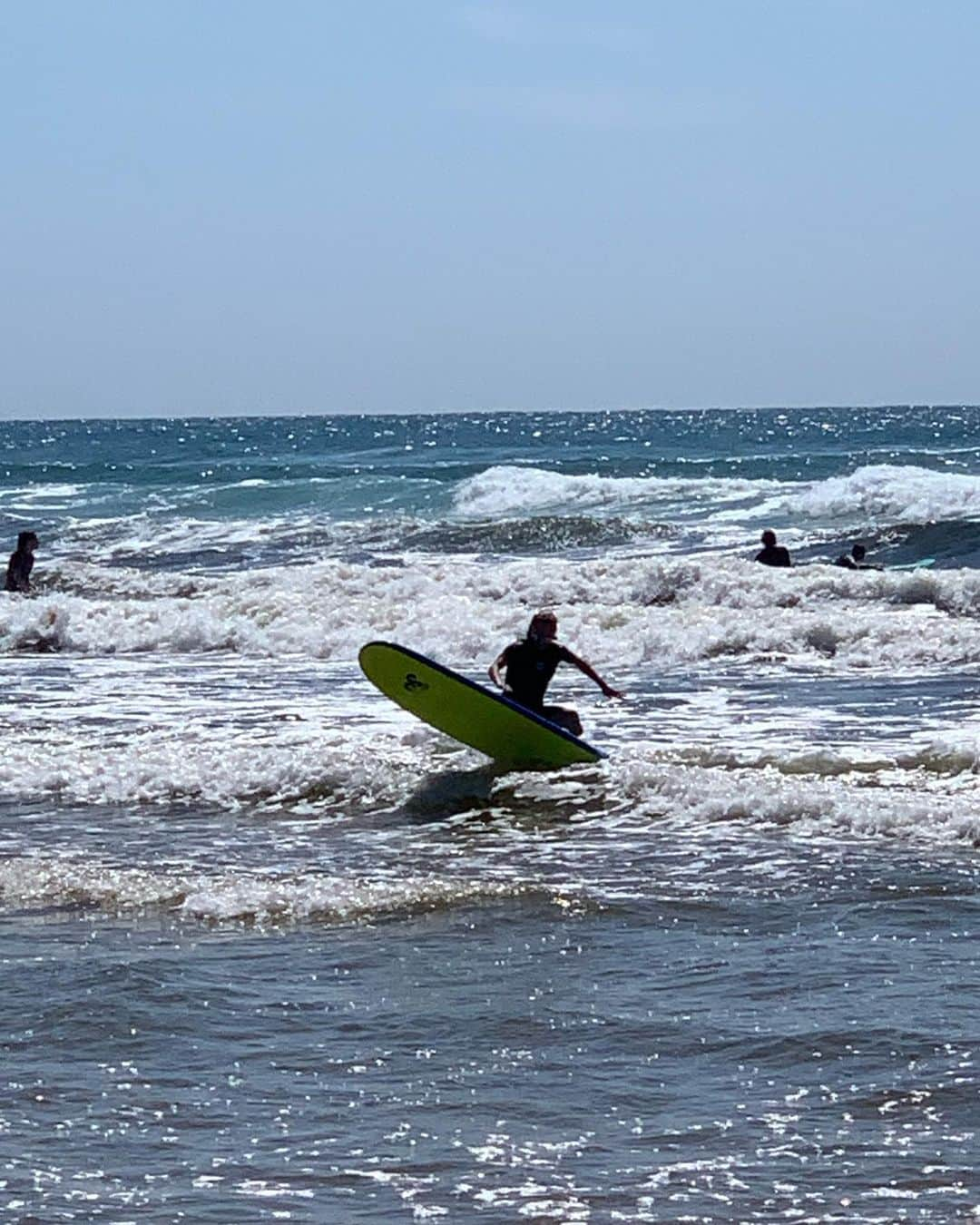 ユリア・シェチニンさんのインスタグラム写真 - (ユリア・シェチニンInstagram)「New skills of the week 🤣🤙 • 1️⃣ proudly standing up for a few seconds 🥳 2️⃣ board in the face 💥 3️⃣very focused on not falling🧠🥵 4️⃣double Shaka 🤙 5️⃣nose dive 🐋  #surf #surfcamp #puresurfcamp」6月25日 17時25分 - iouliachtchetinina