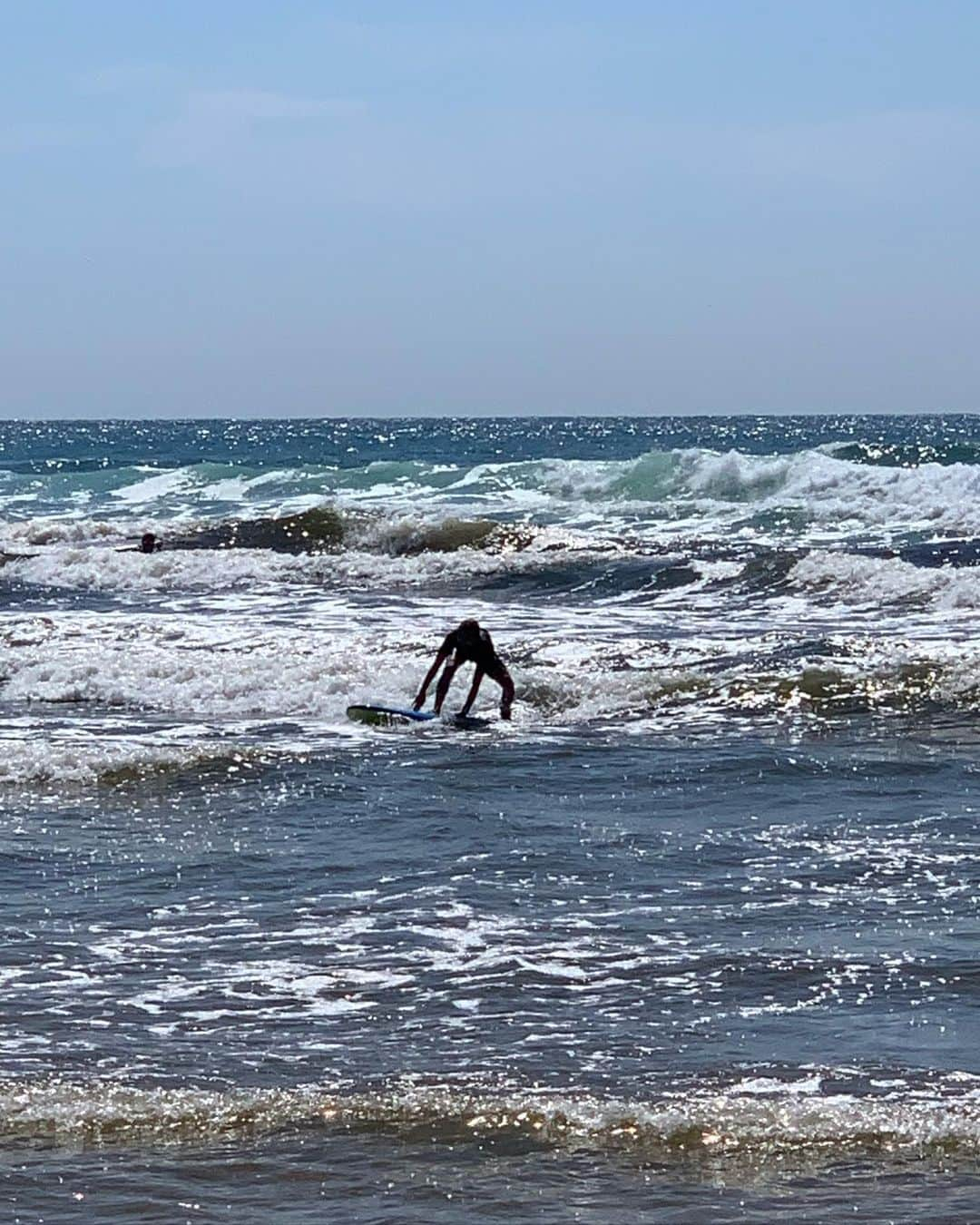 ユリア・シェチニンさんのインスタグラム写真 - (ユリア・シェチニンInstagram)「New skills of the week 🤣🤙 • 1️⃣ proudly standing up for a few seconds 🥳 2️⃣ board in the face 💥 3️⃣very focused on not falling🧠🥵 4️⃣double Shaka 🤙 5️⃣nose dive 🐋  #surf #surfcamp #puresurfcamp」6月25日 17時25分 - iouliachtchetinina