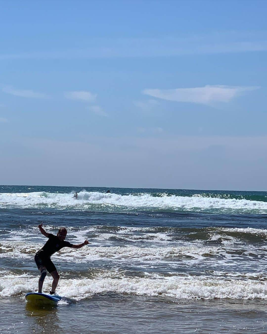 ユリア・シェチニンのインスタグラム：「New skills of the week 🤣🤙 • 1️⃣ proudly standing up for a few seconds 🥳 2️⃣ board in the face 💥 3️⃣very focused on not falling🧠🥵 4️⃣double Shaka 🤙 5️⃣nose dive 🐋  #surf #surfcamp #puresurfcamp」