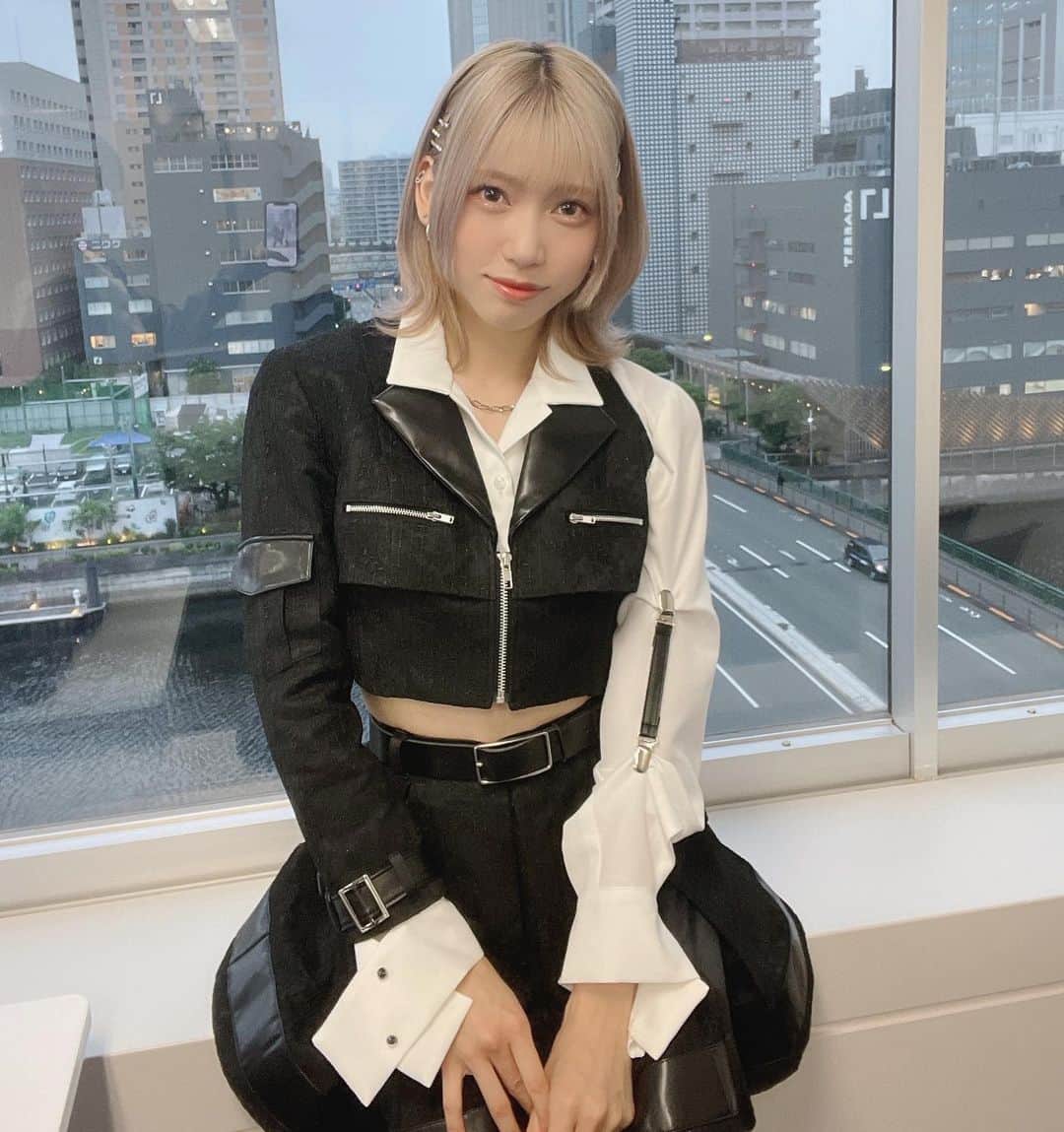 茂木忍のインスタグラム：「テレ東音楽祭 2022夏 に出演しました！ . 実は今回なんと出演が決まる前から 元カレです の茂木用の衣装を用意していただいてました…！ . オサレカンパニーさんがいつか出演する時のために、と作ってくださってたんです🥹 愛だ… . . 当日も楽屋入ったらメイクチームのお姉様方が輪になって集まってくれて「今日茂木がいて嬉しいよ」ってたくさん言ってくれて！！ . 普段お世話になってる身近な方々に応援されてることを改めて感じて、本当に嬉しい気持ちになりました。 . . 出演したあともTwitterで『茂木さん』『ゆうなぁもぎおん』などでトレンド入り…！！ . ファンの皆さんからも、ファンではなくても茂木を知ってくださってる皆さんからも たくさんお祝いしていただいて嬉しかったです🥳🥳 . DMもたくさん送ってくれてありがとう🥲💓 . . またこの衣装が着られるように、嬉しい報告ができるように頑張ります！！💪💪」
