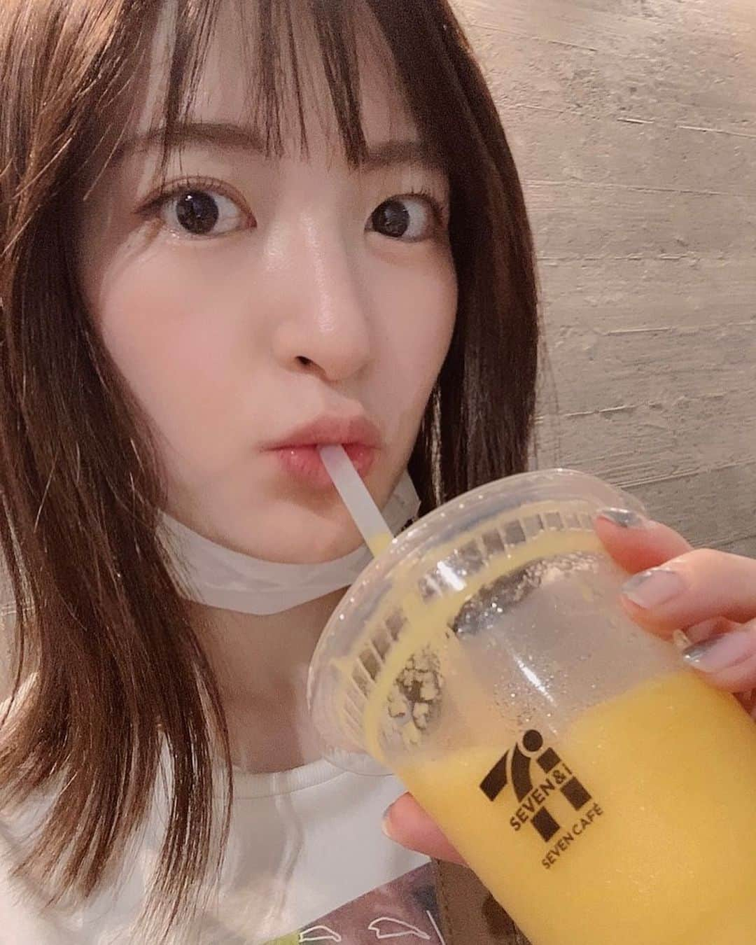 小松未可子のインスタグラム：「あ　　　つ　　　い　　！！！！  みんな水分補給…するんだよ…  セブンで見つけたスムージーうまい！ これは完熟マンゴーパインジュース🥭🍍  まだ全国1000店舗くらいしかないらしい…見つけたらラッキー！✌️  ついでに、涼を感じる写真足しとくね🌻  阿夫利の冷やし柚子塩麺(こんにゃく麺)  豆乳バナナジュース  そしてさくらんぼ🍒  うーん、食べ物ばっかり！  夏バテの心配はなさそうです😛」