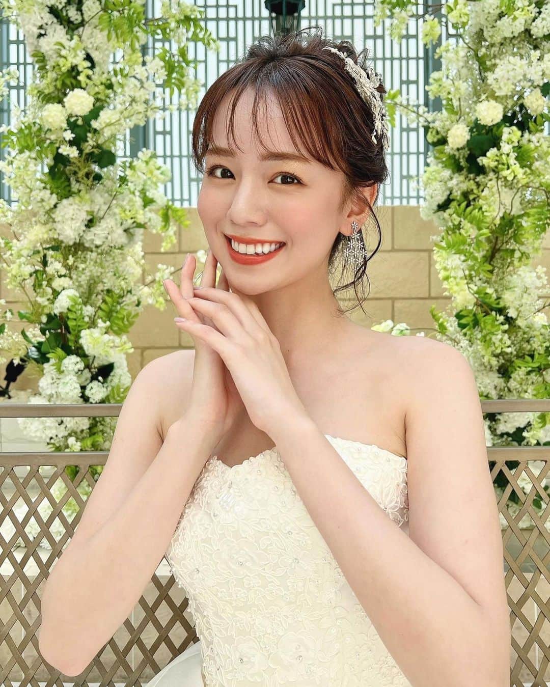 のインスタグラム：「リールが大好評だった @anniversaire_osaka の撮影ショット💐  来月も撮影あるので撮れたらいいな〜😍  ボブなのに綺麗に地毛でアップヘアにしてもらって、すごい🥺❤️  ボブでも付け毛つければ割とアレンジはできるけど、地毛は珍しい😮  動画の切り取りなのですが 後ろ姿の写真貼っておきます♡  ウェディングドレスも 青いチャペルに長いトレーンがとっても映えて素敵💍  #プレ花嫁#ブライダルモデル#ウェディングドレス#洋装前撮り #チャペル挙式#ブライダルヘア #ウェディングヘア #ブライダルヘアメイク #ドレスレポ#ブライダルフォト#チャペルウェディング」