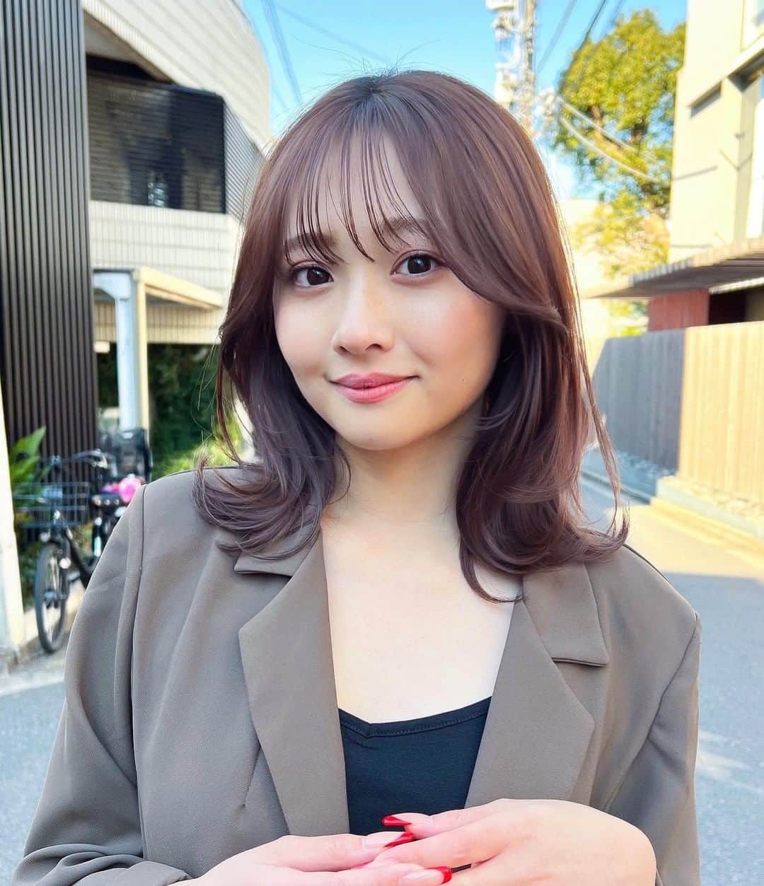 ホットペッパービューティー ヘア〈公式〉さんのインスタグラム写真 - (ホットペッパービューティー ヘア〈公式〉Instagram)「✔くびれミディアム . 適度な顔周りのレイヤーで きちんと感を残したスタイル👜💄 . . 📷photo by @unami_tanizawa . . ‥‥‥‥‥‥‥‥‥‥‥‥‥‥‥‥ 【ヘアスタイル募集✂】 #hpb_hair をつけていただいた投稿の中から、ピックアップして紹介します♪投稿お待ちしております♡ ‥‥‥‥‥‥‥‥‥‥‥‥‥‥‥‥ いいかも！と思ったら💗🙌をコメントしてね! . . . #レイヤー #顔周りレイヤー #レイヤーカット #くびれヘア #フェイスレイヤー #ミディアムヘア #巻き髪 #韓国ヘア  #シースルーバング #ウェーブヘア #ウェーブパーマ #巻き髪ヘア #ニュアンスパーマ #ウェーブ巻き #韓国風ヘア #くびれミディ #シアーグレージュ #くびれミディアム #まろグレージュ #グレージュ #色素薄めカラー #ピンクブラウン #カシスカラー #トレンドカラー #トレンドヘア #ヘア #髪型 #ホットペッパービューティー #hotpepperbeauty」6月25日 18時00分 - hotpepperbeauty_hair